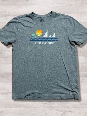 Life is Good Sunset Sailboats Shirt Crusher Tee Gray Men’s Medium